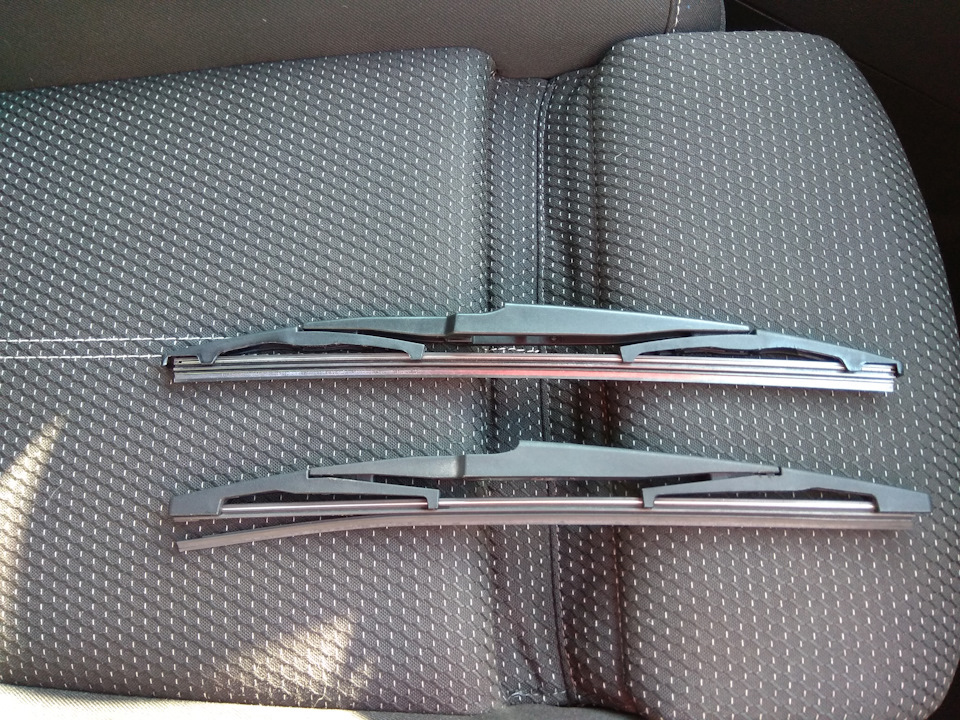 замена задней щетки стеклоочистителя — Opel Astra J, 1,4 л, 2010 года ...