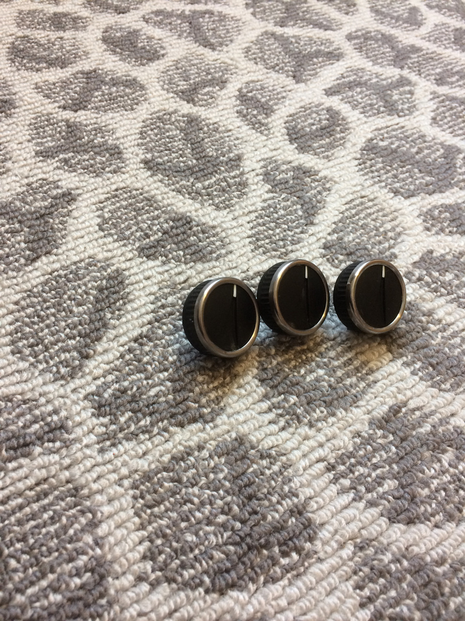 Хромированные кольца на регуляторы печки — Lada Приора седан, 1,6 л ...