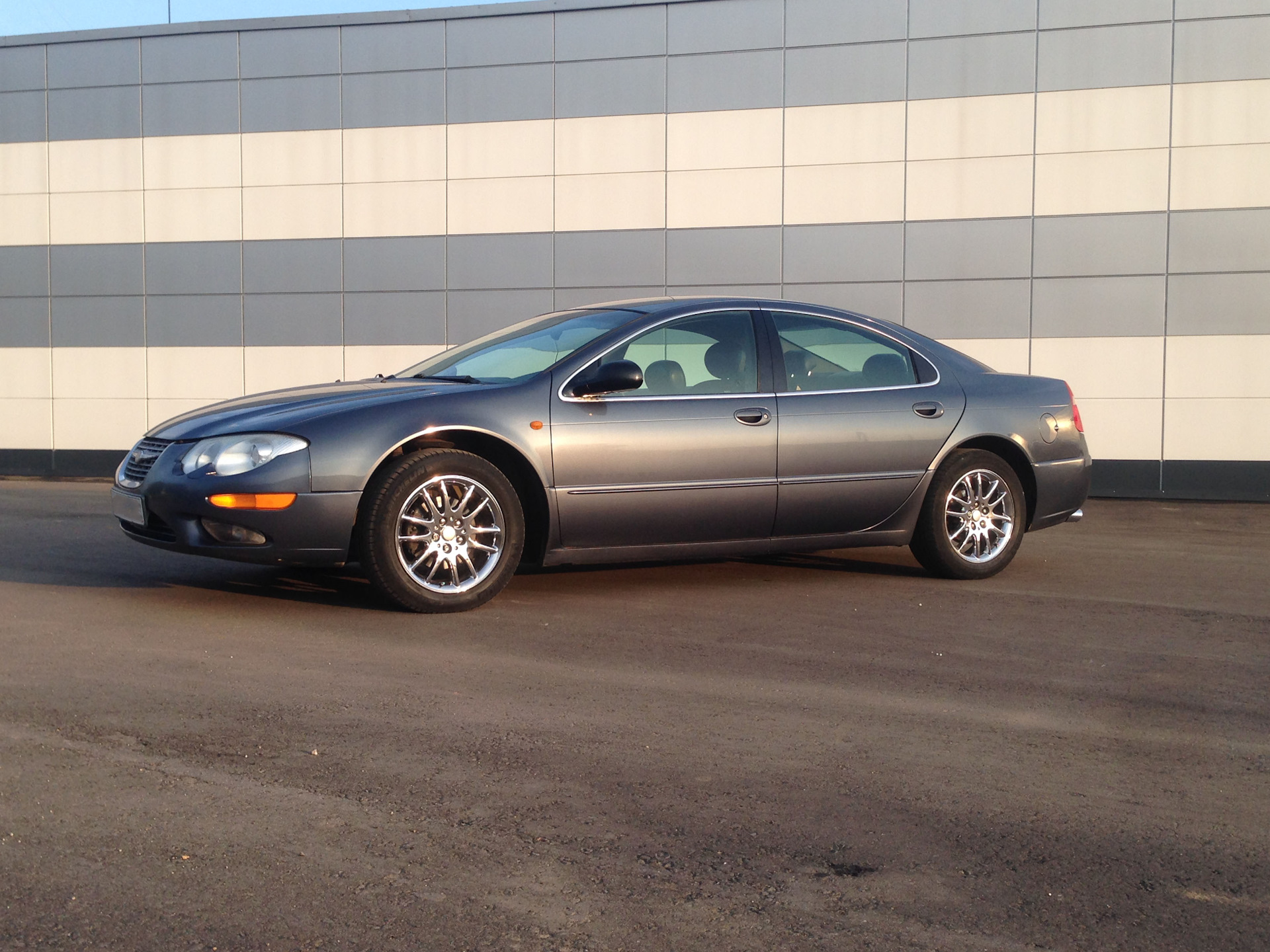 Крайслер 3. Chrysler 300m. Chrysler 300m 3.5. Крайслер 300м 3.5 2004. Chrysler Sebring 300m бежевый.