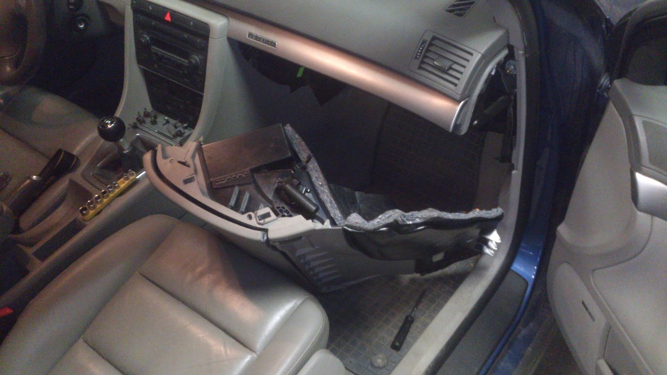 Снятие перчаточного ящика + ремонт правой петли — Audi A4 (B6), 1,8 л ...