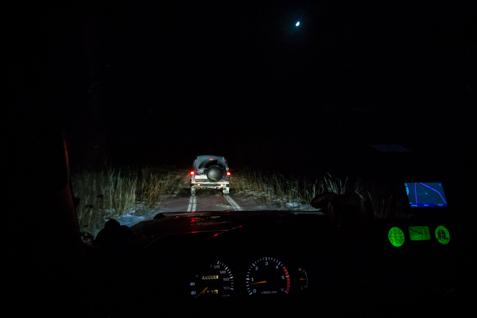 Мы уже на Новгородской земле. Тыкаемся в одну из свороток, которая оказалась нужным нам съездом в поле к Рдейскому болоту. Снега почти нет, столбик термометра на отметке -24 и мы полные мрачных предчувствий о толщине слоя льда на болотах. — Toyota Land Cruiser Prado 90-series