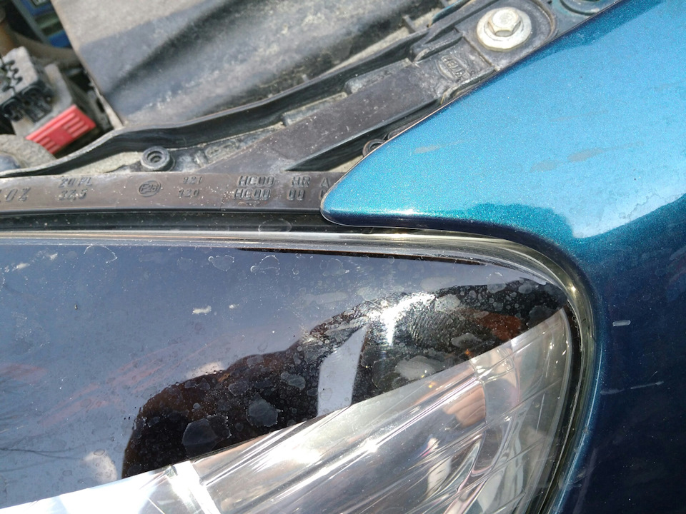 Зазор между крылом и передней фарой — Opel Astra H, 1,6 л, 2007 года ...