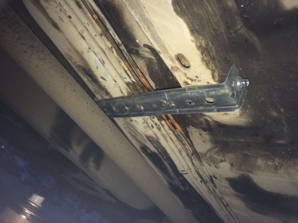 Замена краления бампер. Болты защиты дастер. Королла 110 крепление рычага сорвал болт. Сорвано крепление. Крепление стабилизатора ваз 2106.