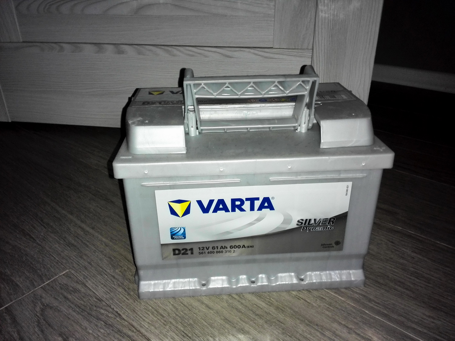 Varta silver. Аккумулятор Varta Silver Dynamic. Varta Silver Dynamic 561 400 060 (d21). Автомобильный аккумулятор Varta Silver Dynamic d21. Аккумулятор Varta d21 Silver Dynamic.