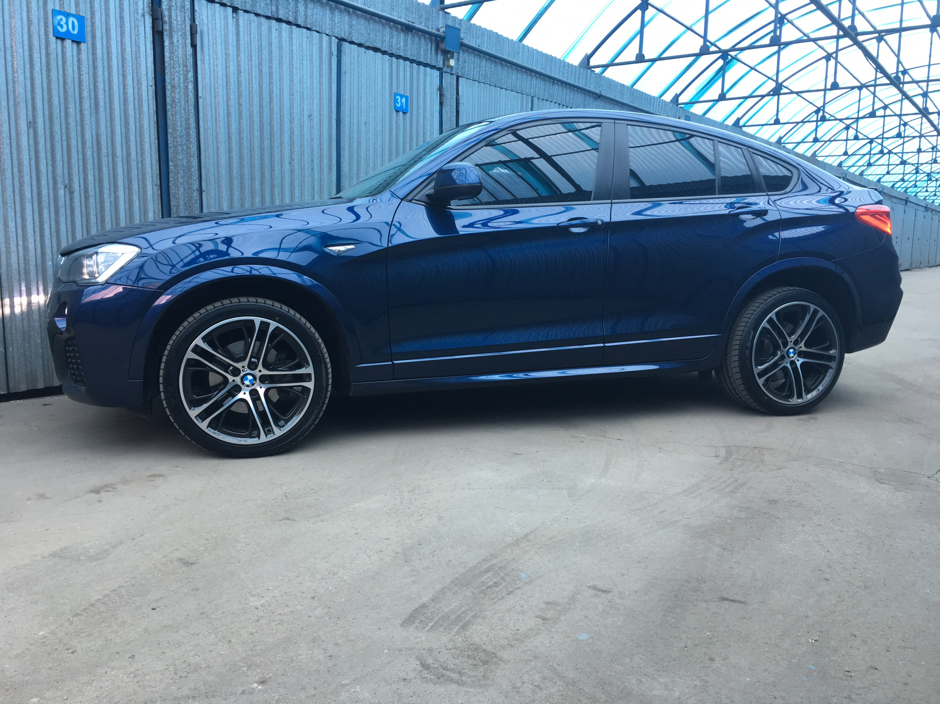 Икс 4 15. Диски BMW x4 f26. BMW x4 f26 антихром. Диски БМВ x4 f26 622 стиль. BMW x4 темно синий.