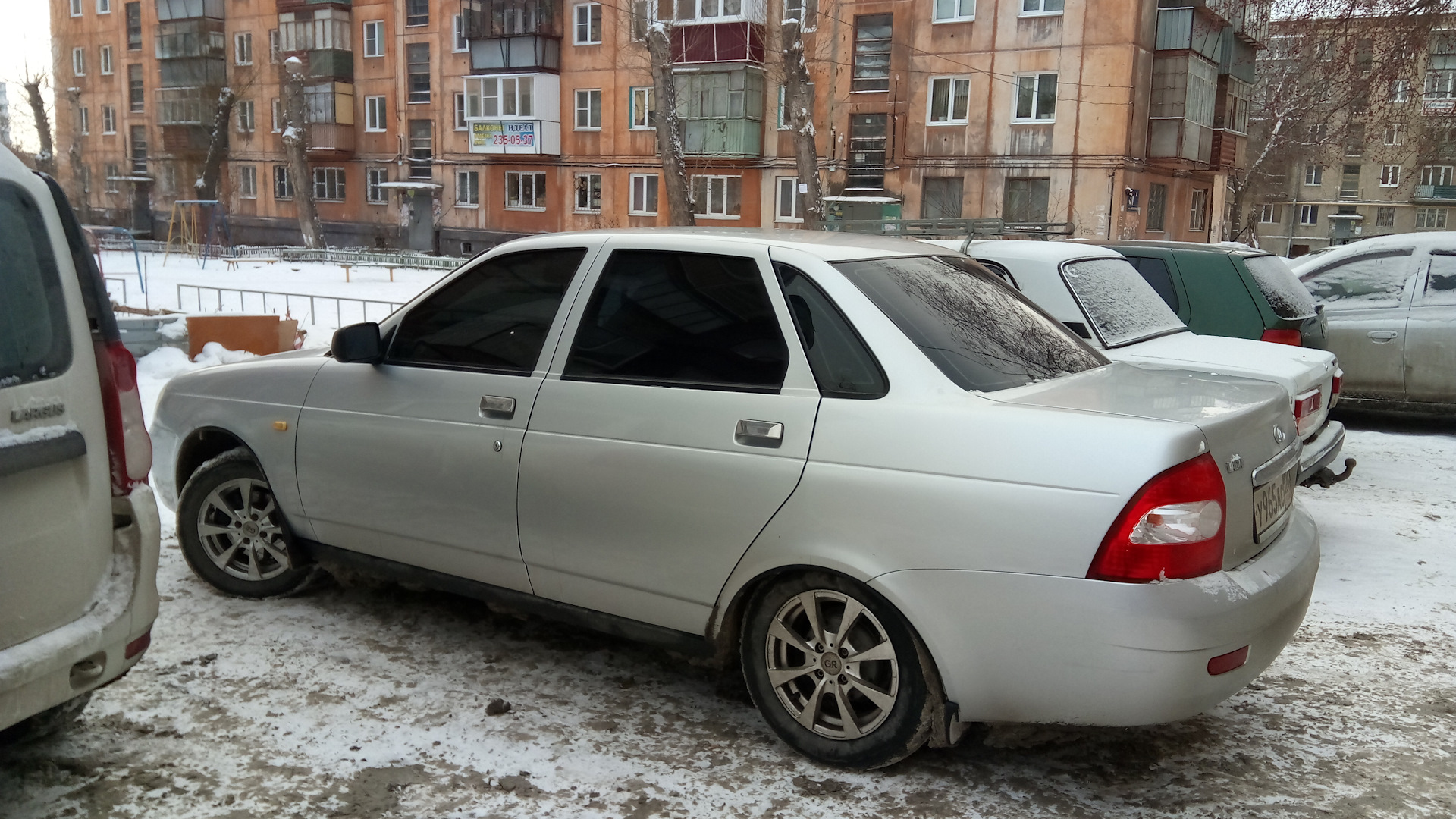 Светло серая Приора седан