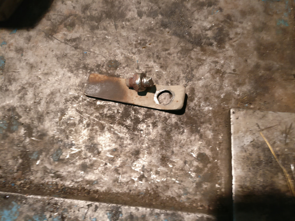 вторая закладная гайка с болтом. гайка отломилась от пластины и прокручивалась, что не давало ее ни открутить, ни отпилить быстро — Toyota Corolla (140/150)