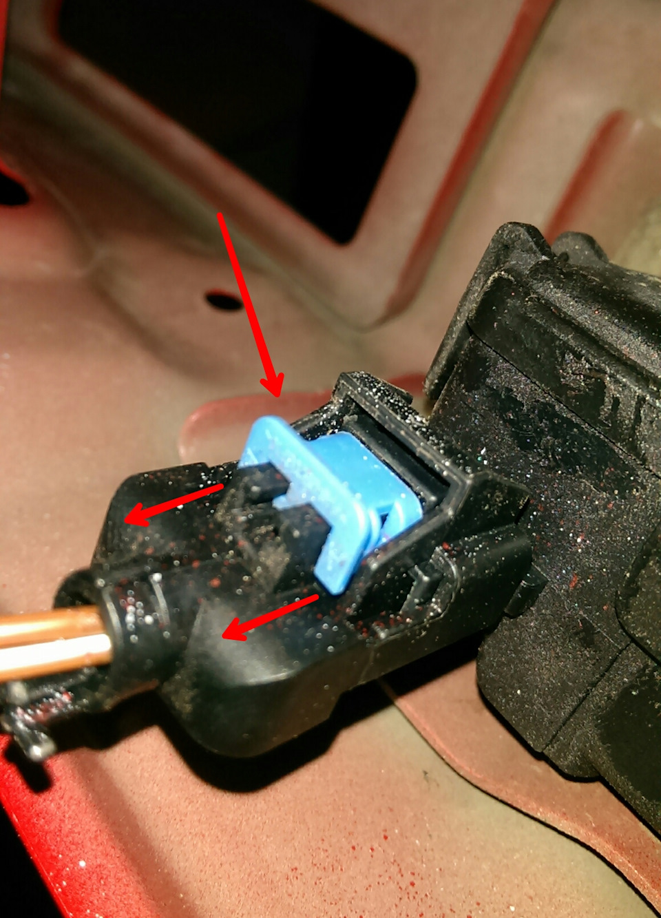 Концевой выключатель замка багажника мерседес 210. Концевик замка багажника qx56. Не работает концевик багажника. Концевик багажника 2107. Где находится концевик багажника форд фокус 1.