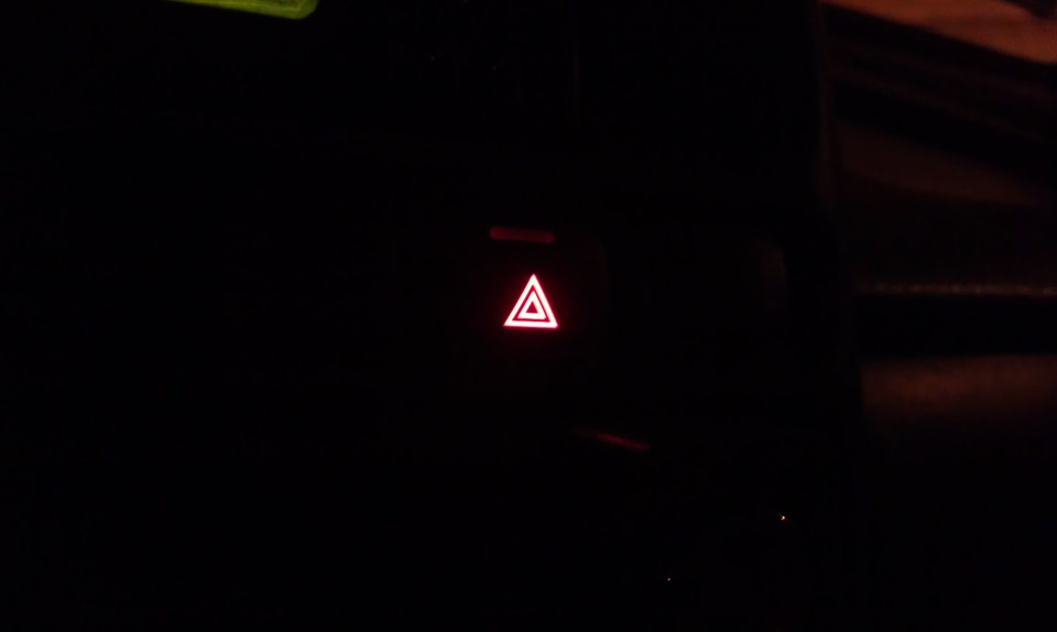 мерседес красный треугольник на панели. горит красный треугольник на панели. значок абс на приборной панели приора. приборная панель приора красный треугольник. треугольник с восклицательным знаком.