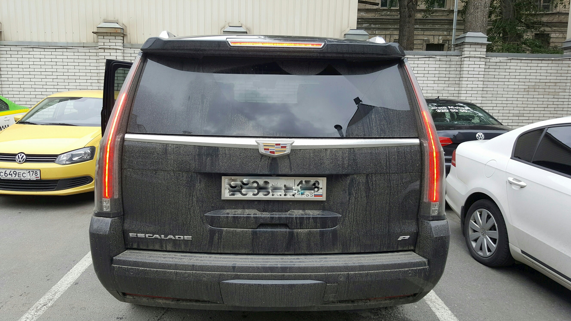 Фонарь задний эскалейд 3. Черные задние фонари escalade 3. Фара кадиллак эскалейд 4. Фонари эскалейд. Gmc savana задний фонарь.