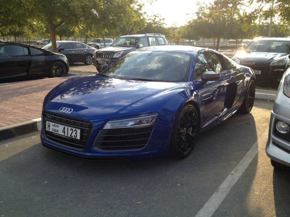 Audi r8 на парковке