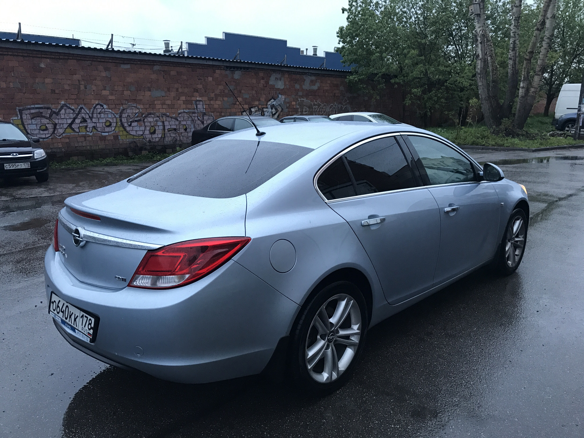 Инсигния дизель 160 л с. Серый седан Opel Insignia i 2.0d at (160 л.с.).