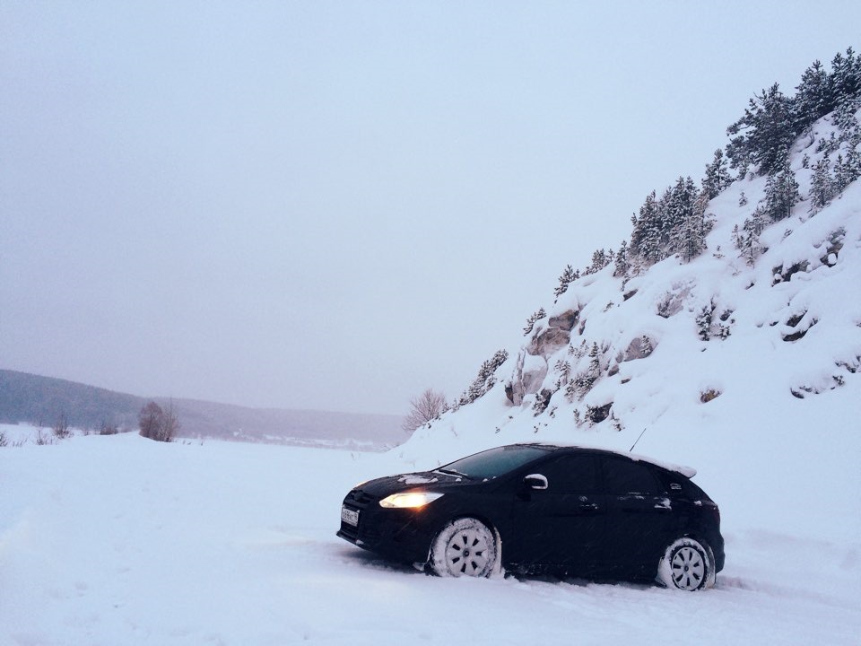 Холодно форд фокус. Форд фокус 3 снежный. Ford Focus 3 хэтчбек под снегом. Форд 3 черный зима. Форд фокус хэтчбек зимой.