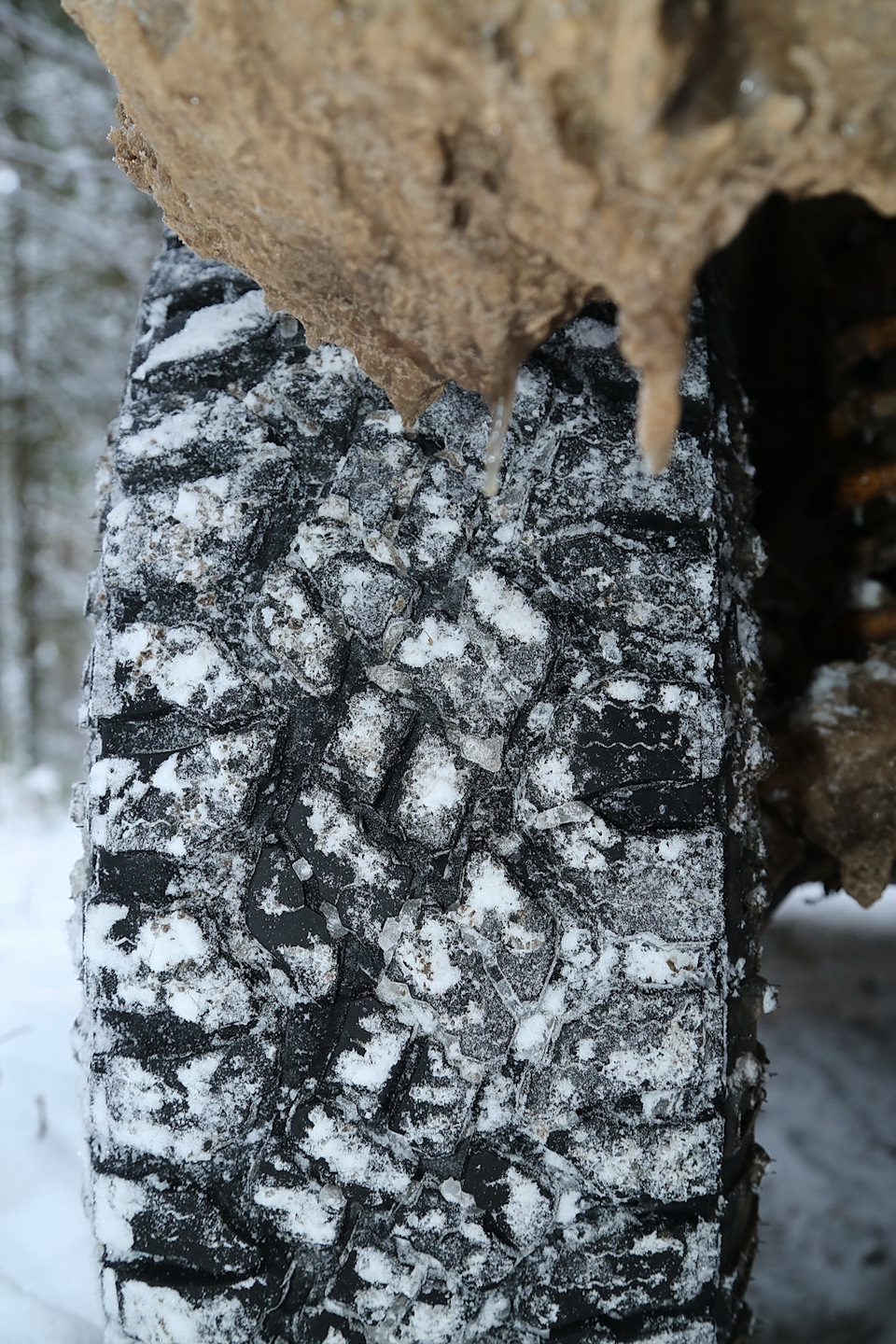 Goodyear Wrangler DuraTrac — Toyota Land Cruiser 80. Запчасти на фото: Goodyear Wrangler Duratrac