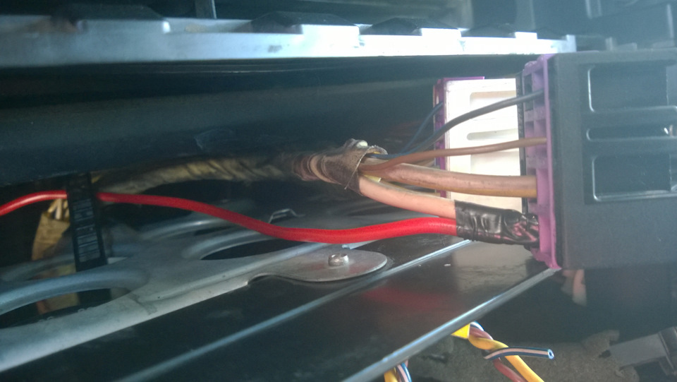 Красный провод идёт на обогрев зеркал (по штату он белый) — Audi 100 (C4)