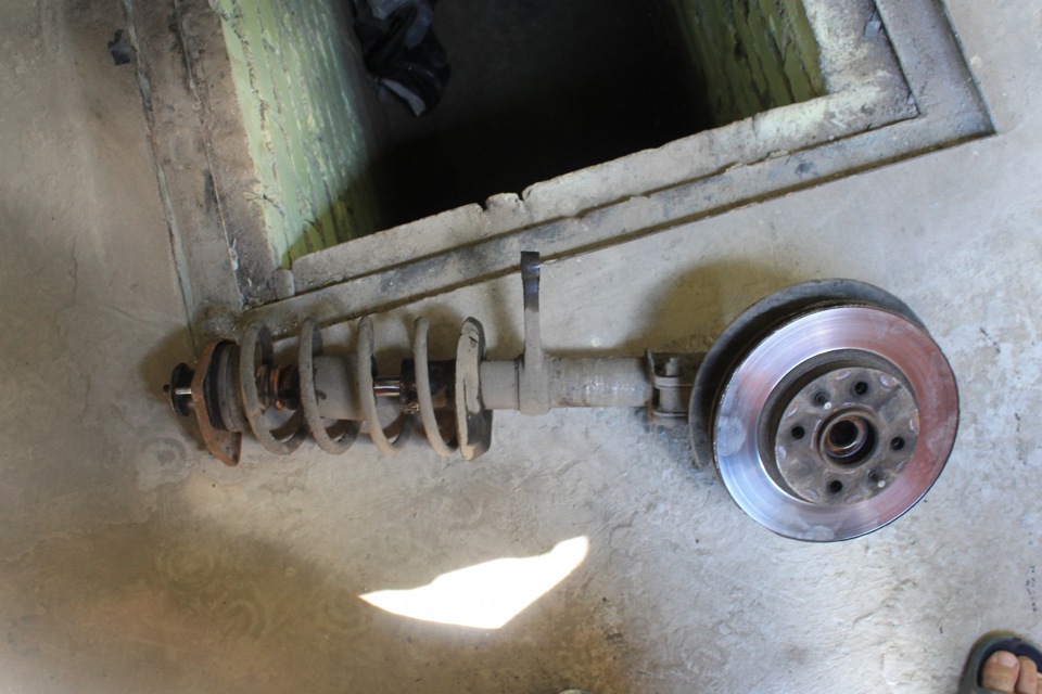 960 Как выбить болты крепления стойки