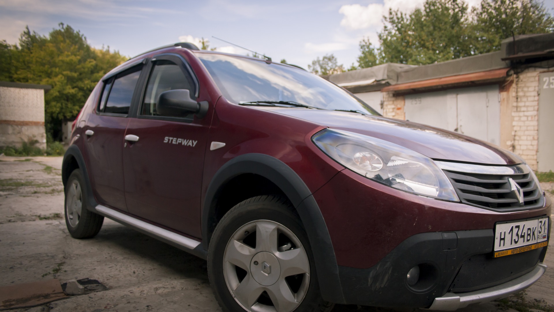 Степвей с пробегом в спб. Мухобойка Рено Сандеро 1. Renault Sandero Stepway (1g). Рено Сандеро 2014 год мухобойка. Мухобойка на капот Рено Сандеро 1.