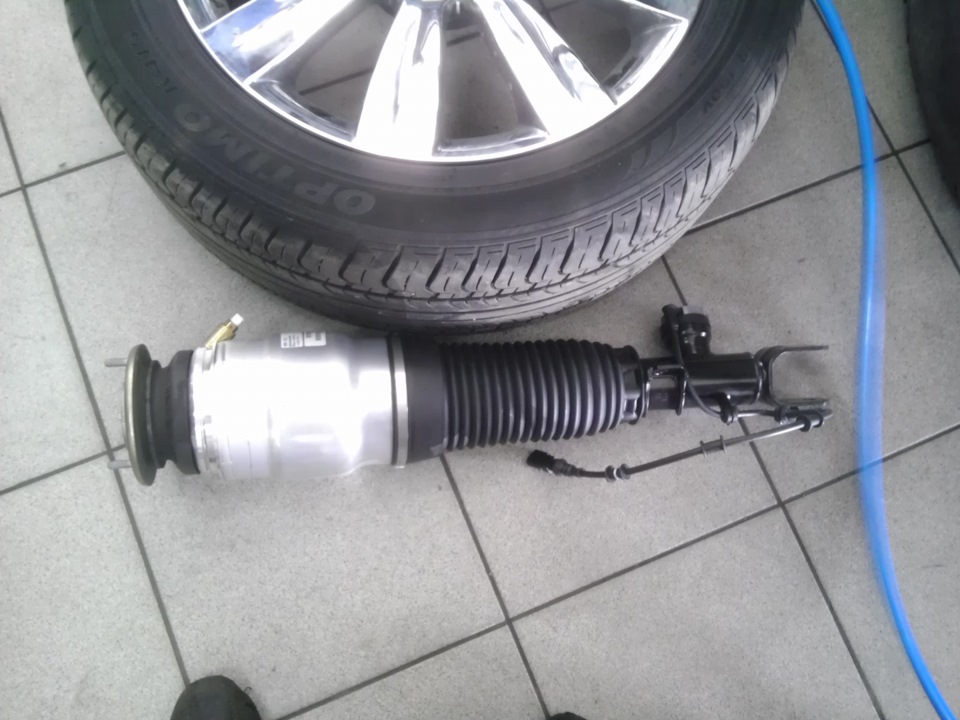 задний левый пневмобаллон hyundai genesis. хендай экус 2013 пневмоподвеска. пневмоподвеска экус. замена компрессора пневмоподвески на equus. компрессор пневмоподвески equus 2014.