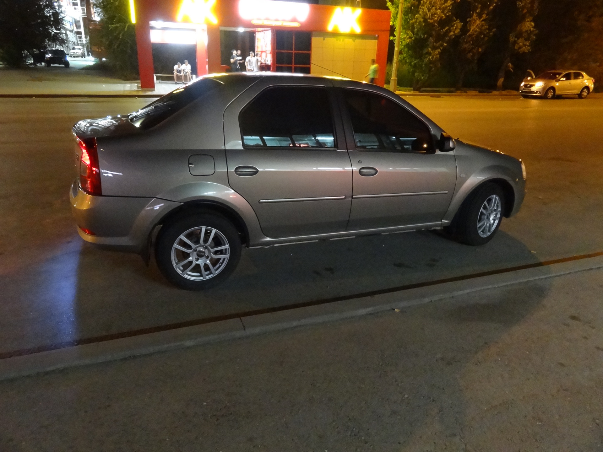 13 диски на рено логан. Логан 14 года. Сверловка рено логан. Рено логан 1 рестайлинг синий. Разболтовка рено логан 2008.