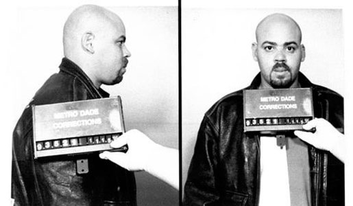 анаболики кровью и потом реальная история все фото. 726de5es 960. анаболики кровью и потом реальная история все фото фото. анаболики кровью и потом реальная история все фото-726de5es 960. картинка анаболики кровью и потом реальная история все фото. картинка 726de5es 960. Судья Алекс Феррер: «Если бы кто-то придумал такой сценарий, все бы сочли его невероятным. Это было похоже на неправдоподобный сюжет для телефильма, но это было на самом деле.»Фильм «Pain & Gain» основан на реальных событиях, которые действительно произошли в середине девяностых в Майами, штат Флорида. Однако фильм затронул лишь малую часть всей этой умопомрачительной истории, многие интересные моменты остались за кадром. И это был тот самый случай, который запал глубоко в душу всех, кто вел расследование — такую ужасающую жестокость проявили накачанные преступники.Летом 1992 года спортивный клуб Sun Gym в Майами выглядел процветающим предприятием. Согласно записям, в нем регулярно тренировались более пятисот человек, но на самом деле все было не так радужно: один за другим клиенты утекали в новый спорткомплекс Gold's Gym, недавно открытый в Майами Лейкс. Неудивительно: если в Sun Gym существовал культ грубой силы и нацеленности на результат, Gold's Gym представлял собой по большей части место для приятной тусовки, что, конечно же, больше пришлось по душе людям, не ставящим перед собою цель завоевать титул Мистер Олимпия (а таких в спортзалах 99 процентов).Спортзалом Sun Gym владел 57-летний Джон Миз, который в молодости был профессиональным культуристом, и даже занял первое место на чемпионате Великобритании в 1962 году. С тех пор утекло немало воды, и Миз, получивший статус бухгалтера и нотариуса, уже не был похож на гору мускулов. Но страсть к бодибилдингу не покидала его, и в январе 1987-го на прибыль от своей бухгалтерской фирмы Джон открыл «спортзал мечты», надеясь, что он станет со временем настоящей Меккой для всех бодибилдеров Флориды. С тех пор Миз регулярно организовывал местные соревнования культуристов, и все спортсмены, приезжавшие на конкурсы в Майами, тренировались в Sun Gym. анаболики кровью и потом реальная история все фото. 726de5es 960. анаболики кровью и потом реальная история все фото фото. анаболики кровью и потом реальная история все фото-726de5es 960. картинка анаболики кровью и потом реальная история все фото. картинка 726de5es 960. Судья Алекс Феррер: «Если бы кто-то придумал такой сценарий, все бы сочли его невероятным. Это было похоже на неправдоподобный сюжет для телефильма, но это было на самом деле.»Фильм «Pain & Gain» основан на реальных событиях, которые действительно произошли в середине девяностых в Майами, штат Флорида. Однако фильм затронул лишь малую часть всей этой умопомрачительной истории, многие интересные моменты остались за кадром. И это был тот самый случай, который запал глубоко в душу всех, кто вел расследование — такую ужасающую жестокость проявили накачанные преступники.Летом 1992 года спортивный клуб Sun Gym в Майами выглядел процветающим предприятием. Согласно записям, в нем регулярно тренировались более пятисот человек, но на самом деле все было не так радужно: один за другим клиенты утекали в новый спорткомплекс Gold's Gym, недавно открытый в Майами Лейкс. Неудивительно: если в Sun Gym существовал культ грубой силы и нацеленности на результат, Gold's Gym представлял собой по большей части место для приятной тусовки, что, конечно же, больше пришлось по душе людям, не ставящим перед собою цель завоевать титул Мистер Олимпия (а таких в спортзалах 99 процентов).Спортзалом Sun Gym владел 57-летний Джон Миз, который в молодости был профессиональным культуристом, и даже занял первое место на чемпионате Великобритании в 1962 году. С тех пор утекло немало воды, и Миз, получивший статус бухгалтера и нотариуса, уже не был похож на гору мускулов. Но страсть к бодибилдингу не покидала его, и в январе 1987-го на прибыль от своей бухгалтерской фирмы Джон открыл «спортзал мечты», надеясь, что он станет со временем настоящей Меккой для всех бодибилдеров Флориды. С тех пор Миз регулярно организовывал местные соревнования культуристов, и все спортсмены, приезжавшие на конкурсы в Майами, тренировались в Sun Gym.