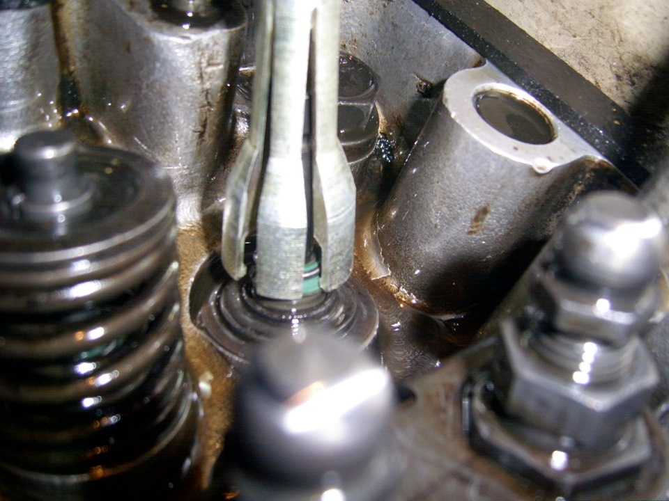 Беда… "засрало" маслом свечу — Lada 21063, 1,2 л, 1988 года | своими ...