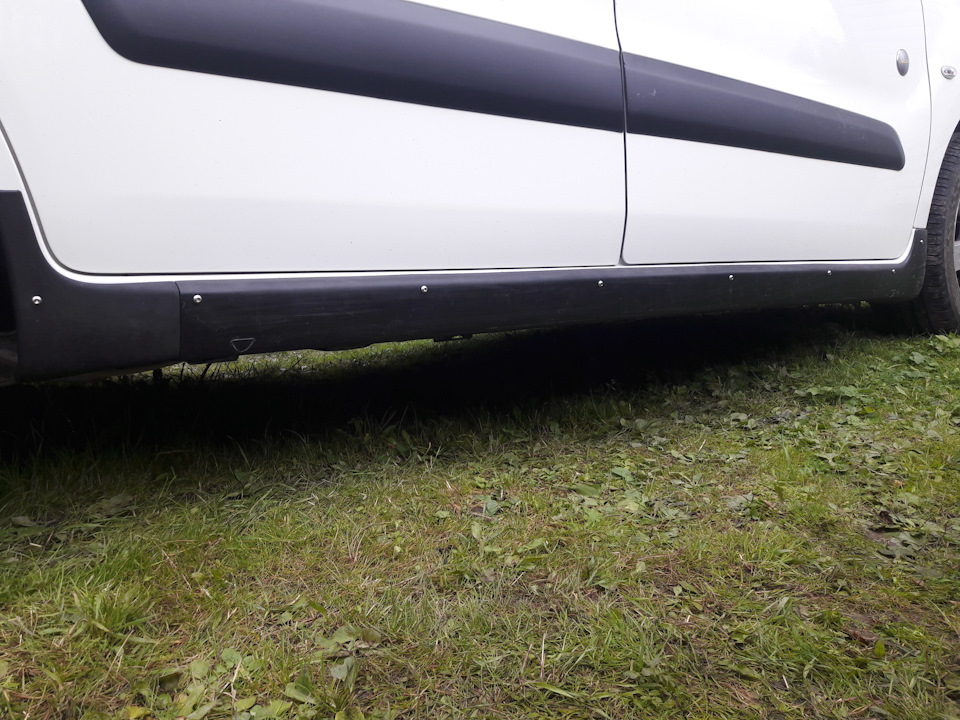 Порог ситроен берлинго. Пороги пежо партнер типи. Накладки на крылья пежо партнер типи. Пороги пежо типи. Порог ситроен берлинго.