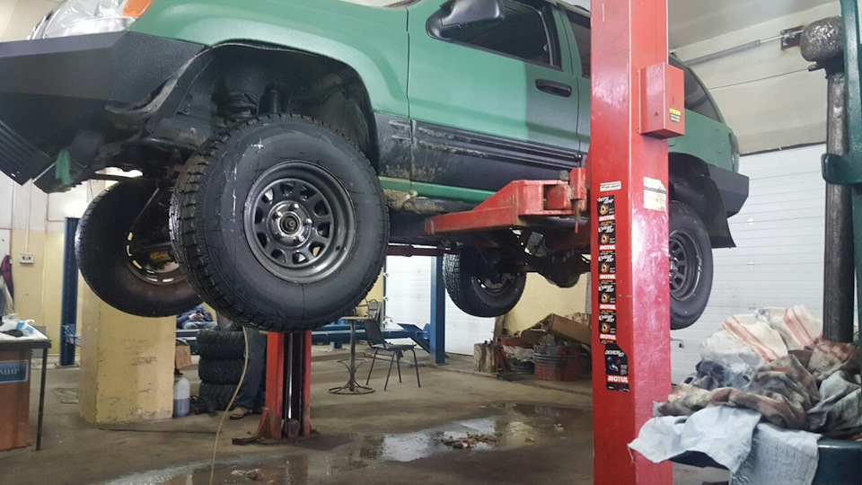 было всё — сервис, подъемник, все инструменты, заодно подсмотрел его концепцию лонгов ) — Jeep Grand Cherokee (WJ)