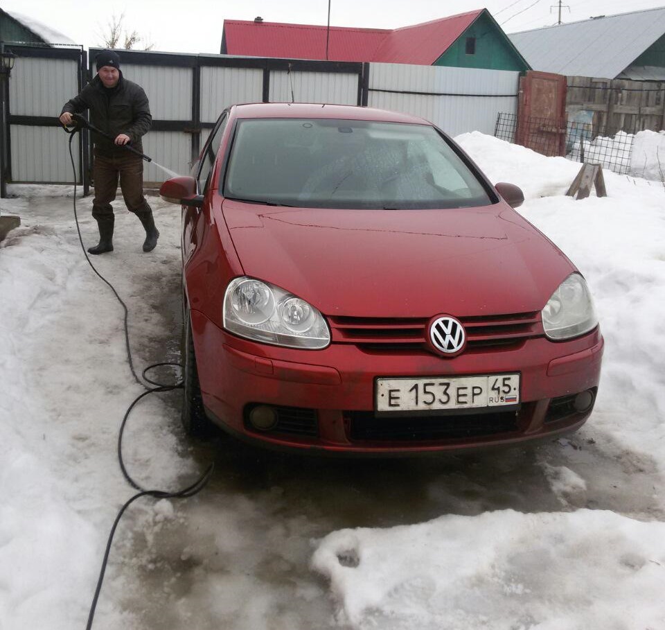 Первая весенняя мойка дома — Volkswagen Golf Mk5, 1,4 л, 2009 года ...