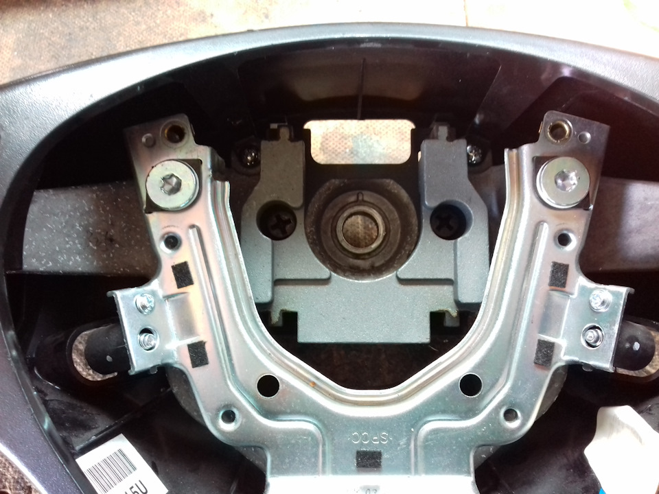 В руле Европейском стоит подкова, которая наверное поглощает вибрацию — KIA Ceed (1G)