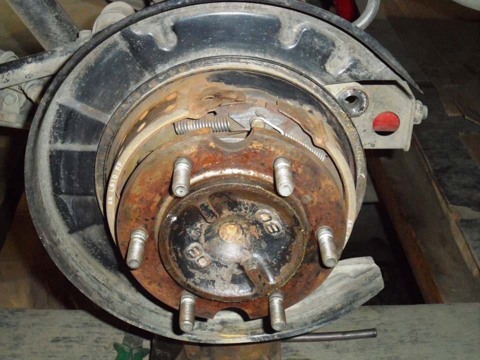 Паджеро спорт замена колодок. Замена задних барабанных колодок Mitsubishi Eclips. Щит тормозной задний с цилиндром Mitsubishi Eclips.