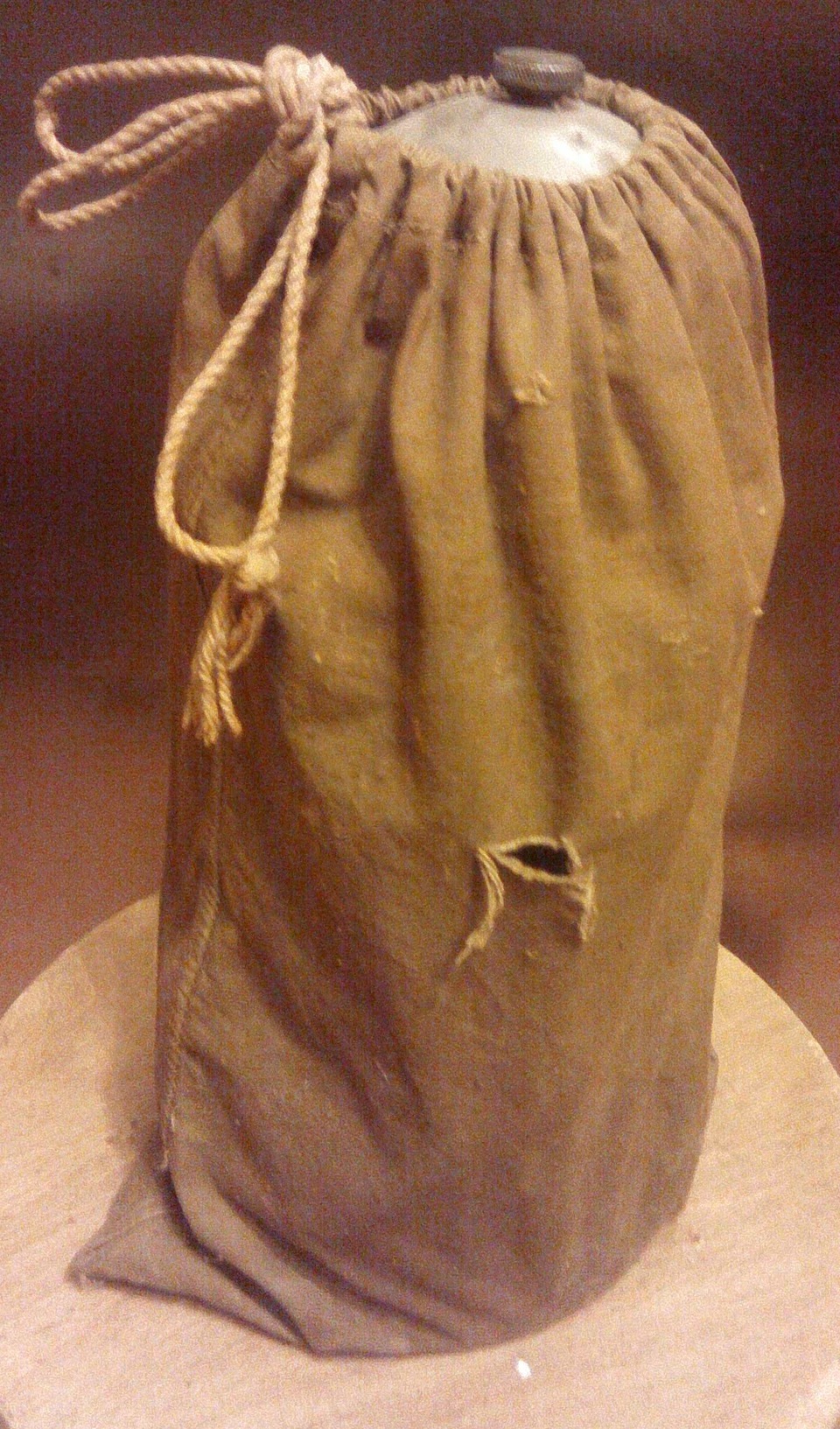 hugo schneider керосиновая лампа история. 729a164s 960. hugo schneider керосиновая лампа история фото. hugo schneider керосиновая лампа история-729a164s 960. картинка hugo schneider керосиновая лампа история. картинка 729a164s 960. На протяжении многих столетий жизнь человека полностью зависела от светового дня. Но ещё в античные времена люди научились пропитывать смолой факелы и делать масляные лампады примитивной конструкции. Жители Помпеи, например, наполняли глиняную мисочку маслом и опускали туда фитиль. При таком освещении проходили знаменитые пиры римских патрициев. Конечно, даже сравнительно дешёвое растительное масло было доступно далеко не всем. На севере Европы варвары просто продевали фитиль в жирную рыбу, вялили её, а потом поджигали. hugo schneider керосиновая лампа история. 729a164s 960. hugo schneider керосиновая лампа история фото. hugo schneider керосиновая лампа история-729a164s 960. картинка hugo schneider керосиновая лампа история. картинка 729a164s 960. На протяжении многих столетий жизнь человека полностью зависела от светового дня. Но ещё в античные времена люди научились пропитывать смолой факелы и делать масляные лампады примитивной конструкции. Жители Помпеи, например, наполняли глиняную мисочку маслом и опускали туда фитиль. При таком освещении проходили знаменитые пиры римских патрициев. Конечно, даже сравнительно дешёвое растительное масло было доступно далеко не всем. На севере Европы варвары просто продевали фитиль в жирную рыбу, вялили её, а потом поджигали.