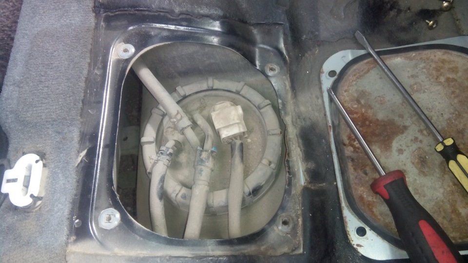 Пол бака. Половина половины бака. Фото пол бака бензина. Пол бака. Пол бака.