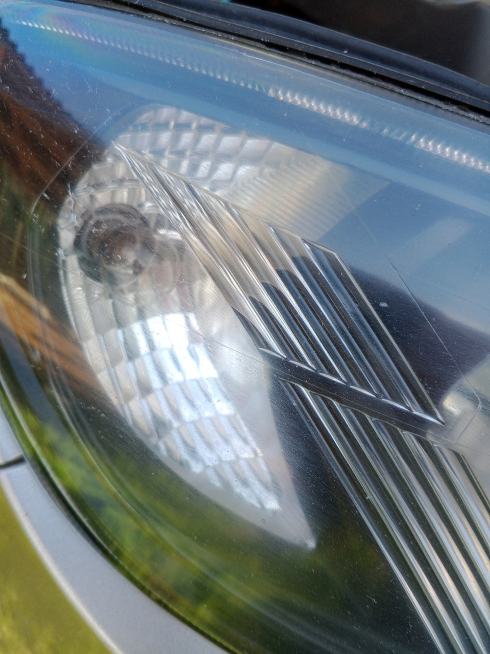 Обычные лампы светят жёлтым светом им тускло — Lada Гранта Лифтбек (2G)