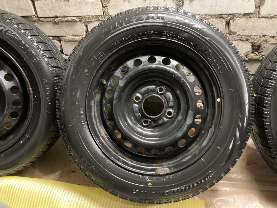 Шины зимние нешипованные Bridgestone 185/65 R15, штампованные диски ...