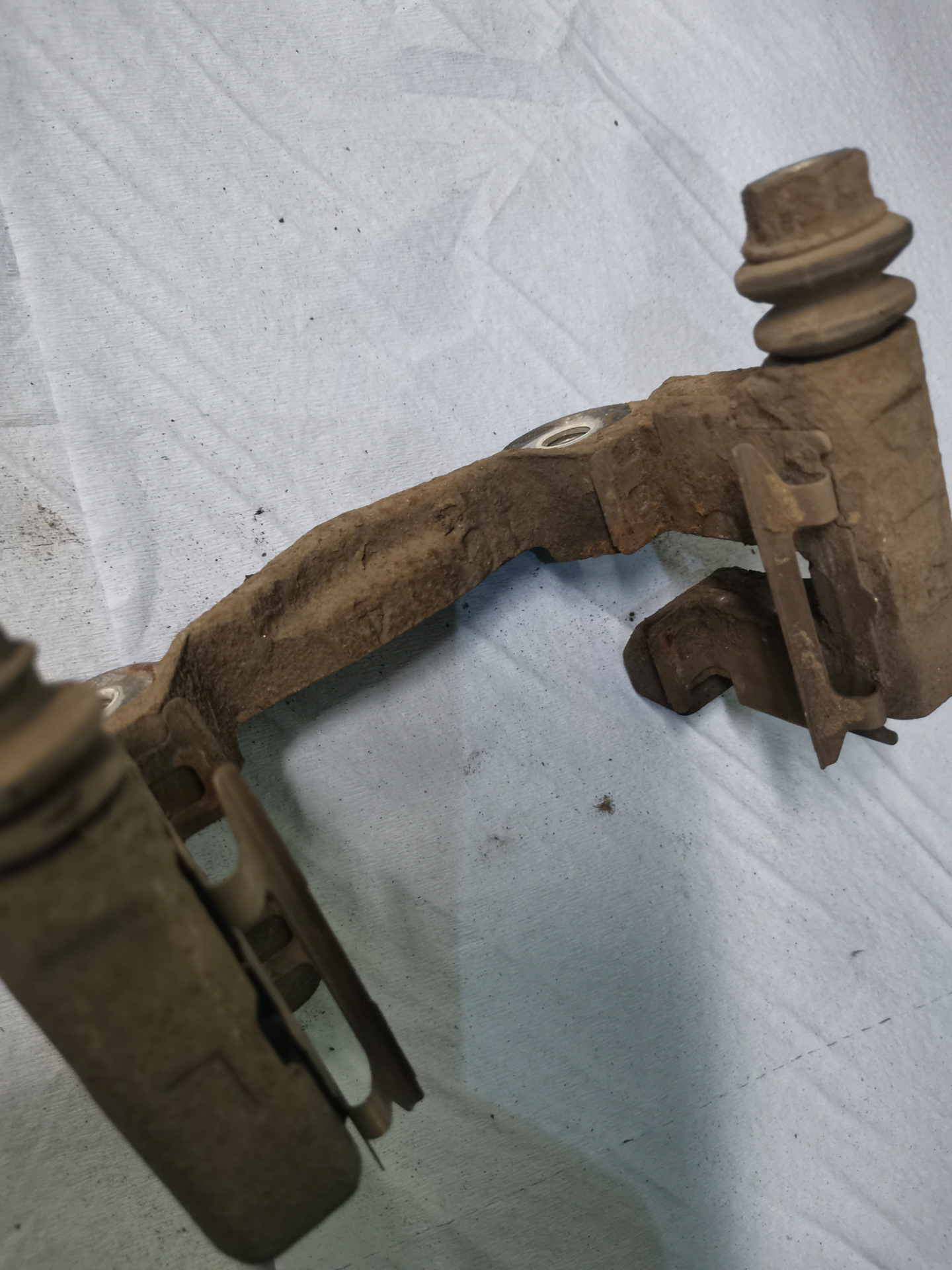 15. Замена нижних сайлентблоков кулака задней оси + задние тормозные ...