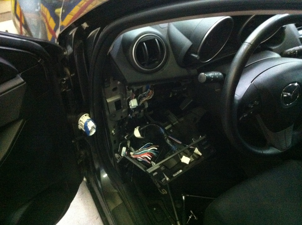 Протяжка акустических проводов в двери. — Mazda 3 (2G) BL, 1,6 л, 2011 ...