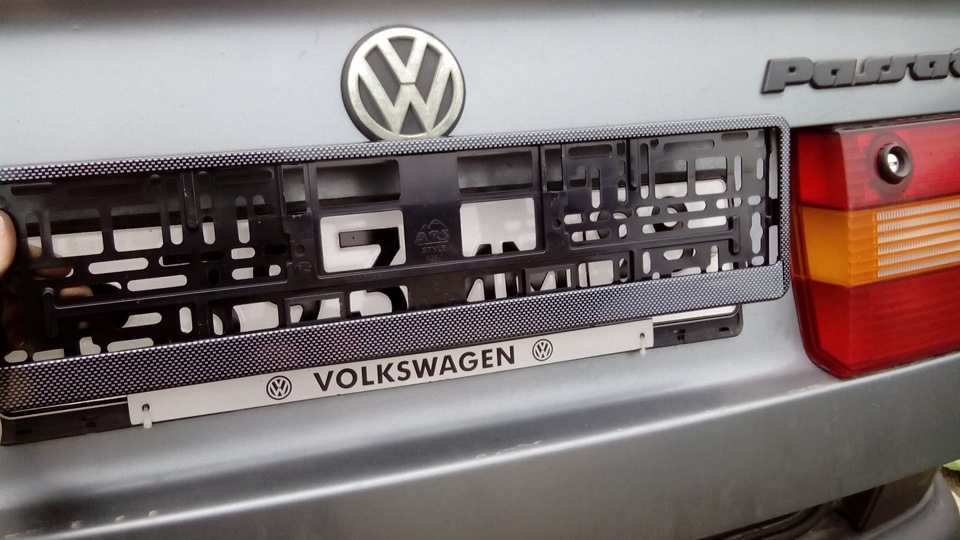 Номерные рамки аля "карбон" — Volkswagen Passat B4, 1,8 л, 1994 года ...