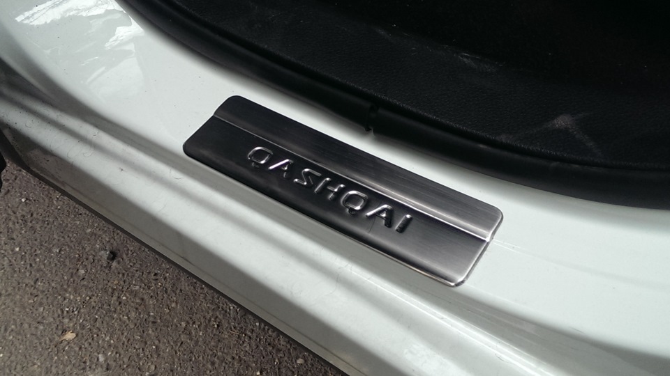 Накладка капота nissan almera g15. Пороги на ниссан кашкай j11. Накладки на пороги ниссан ноут е12. Подсветка порога на ниссан х-трейл. Ниссан накладка.