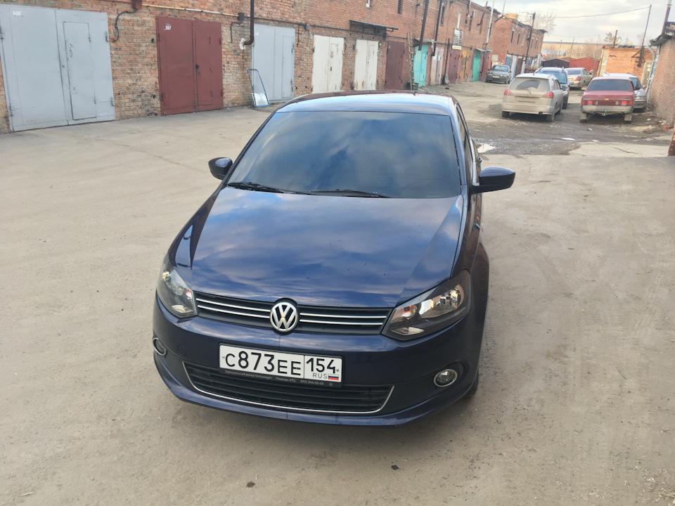 Volkswagen Polo 2015 черный тонированный