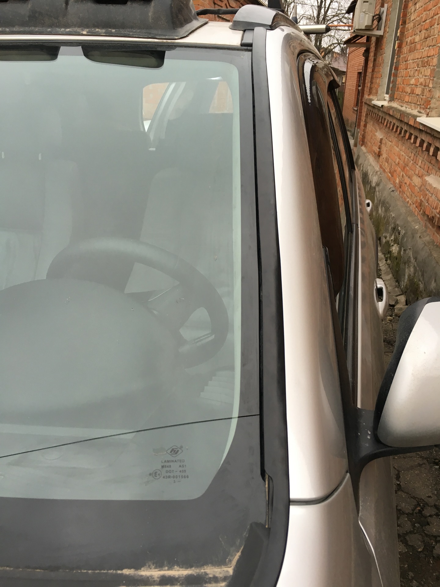 Стекло suzuki grand vitara. Водосток для лобового стекла Suzuki Grand Vitara. Дефлектор лобового стекла на Сузуки сх4 2013. Лобовое стекло Сузуки сх4. Кожух на лобовое стекло Suzuki Grand Vitara.