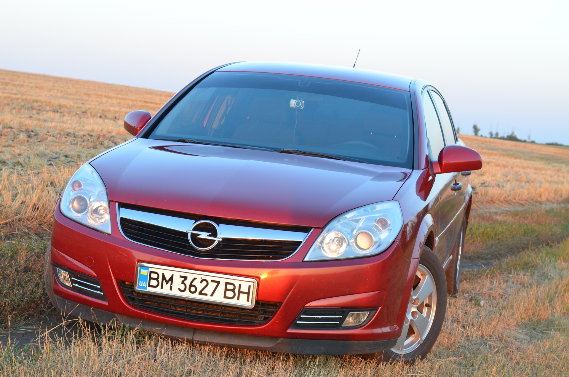 Vectra c 2006. Опель Вектра 2006 значок передней решетки.