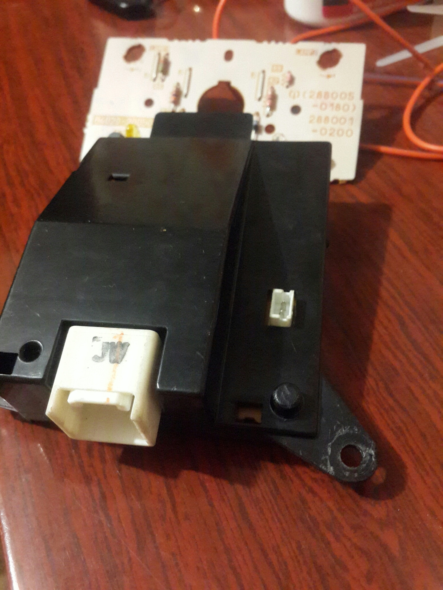 Маленький штекер снизу на блоке управления печкой, подает сигнал на ...