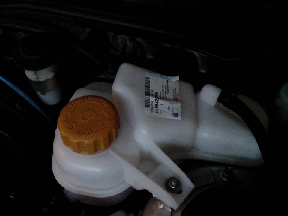 треснул расширительный бачок — Daewoo Nexia (N150), 1,6 л, 2012 года ...