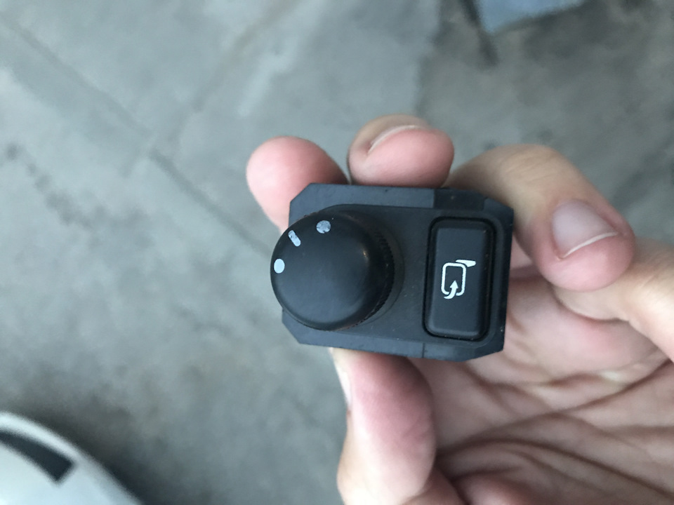 Кнопка складывания боковых зеркал. Кнопка складывания зеркал кия сид. Кнопка складывания боковых зеркал. Кнопка складывания зеркал mitsubishi space wagon. Кнопка складывания боковых зеркал.