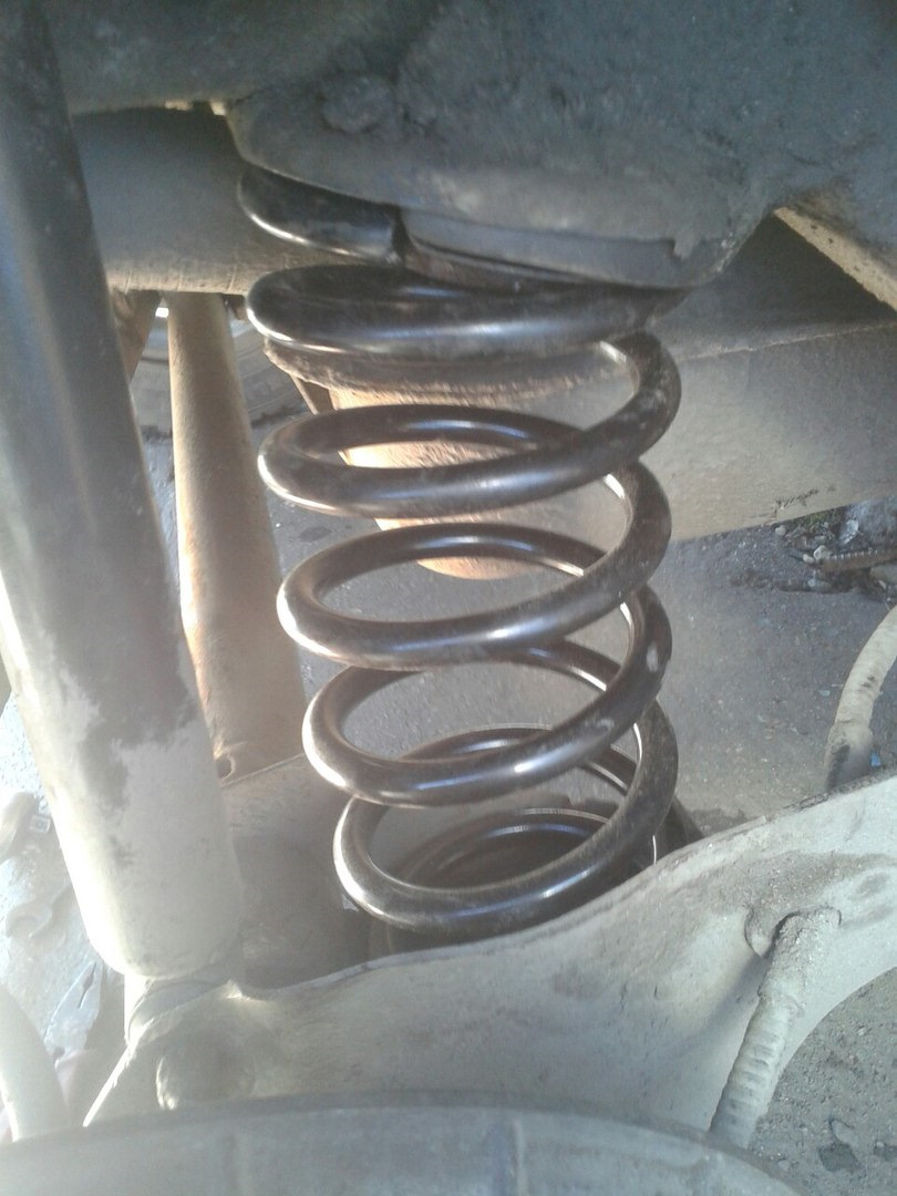 Старая пружина. Vw t5 задняя пружина просела. Пружина подвески. Задние пружины москвич 2141. Пружины от ваз на солярис 2013.