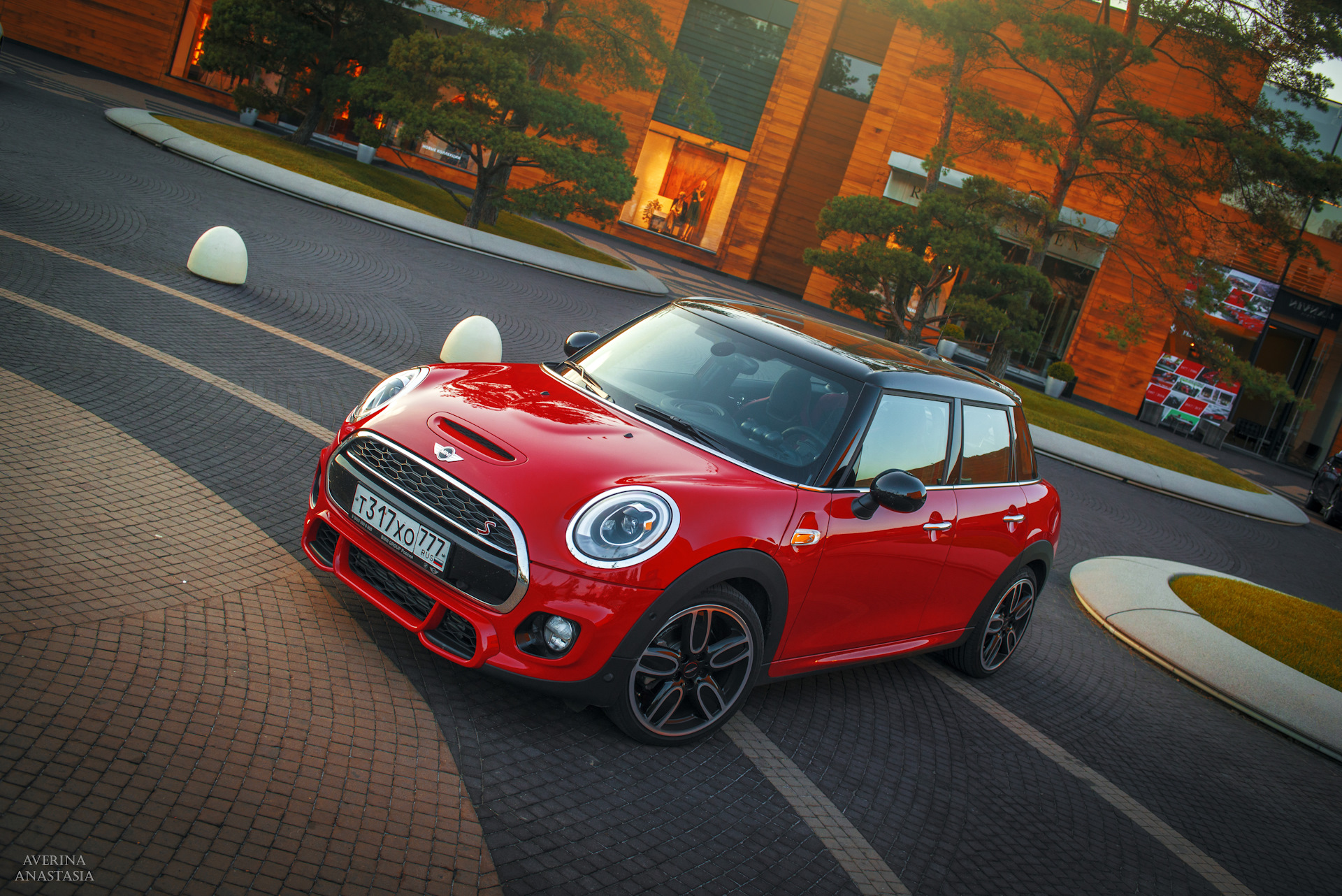 Мал мини. Мини Купер в Париже. Mini Cooper 67. Мини Купер подмигивает. Красный Мерседес миникупер.