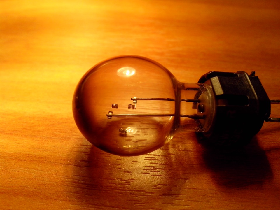 Сгоревшая лампочка в пластиковом патроне. — Citroen C5 (2G)