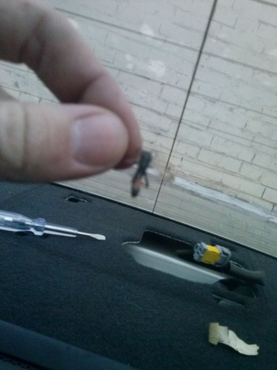 замена лампы стопа в салоне — Toyota Avensis II, 2 л, 2003 года ...