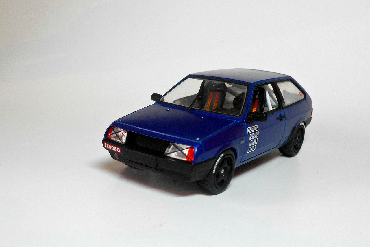 Ваз делать. ВАЗ 2108 Lada Samara 1/43. ВАЗ 2108 конверсии 1/43. Lada Samara 2108 из бумаги. Лада 2101 да 2115 на радиоуправлении.