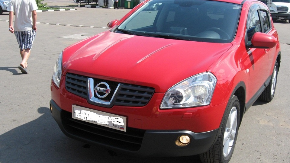 Фото Nissan Qashqai (2013 - 2017) поколение II - Nissan Qashqai 2013 вид сзади красный